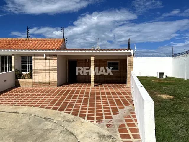 EN VENTA TOWNHOUSE EN PESCADORES III, CONJUNTO EXCLUSIVO Y PRIVADO.