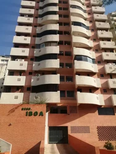 Apartamento En Venta En Res Iboa Av Bolivar Norte Valencia Lm Luisa Mezones Vende