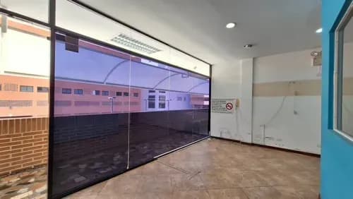 Se Alquila Oficina De 32m En El Centro Comercial Plaza La Boyera