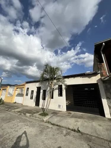 Se Vende Moderna Casa De Una Planta En Las Quintas De Naguanagua.