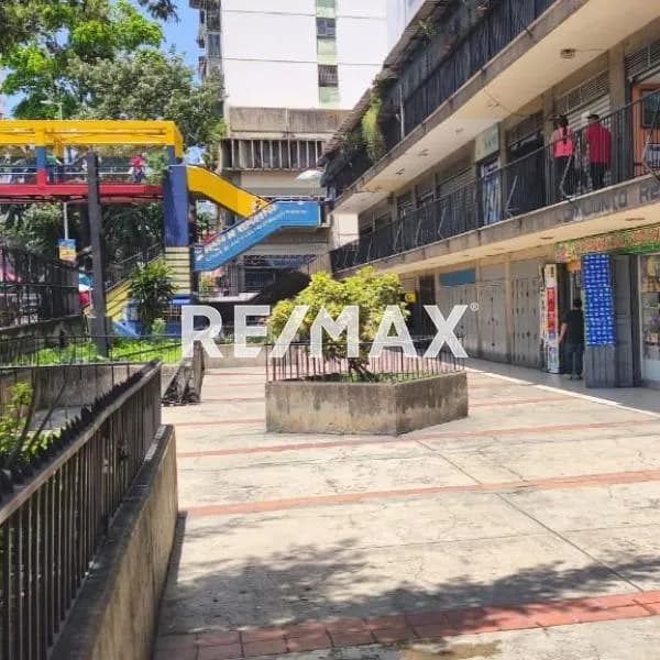 ALQUILER DE LOCAL COMERCIAL EN LA AV. SUCRE - AGUA SALUD CARACAS. 25-98