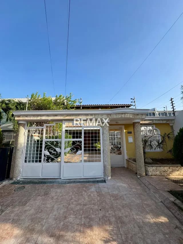 TOWNHOUSE EN VENTA URBANIZACIÓN LAGO MAR BEACH