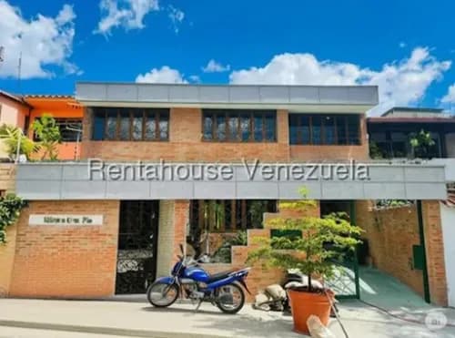 Ms: 26-11526 Vendemos Bella Casa Ubicada En La Urb. Santa Cecilia . A=250m2, 5h, 4b, 2p.