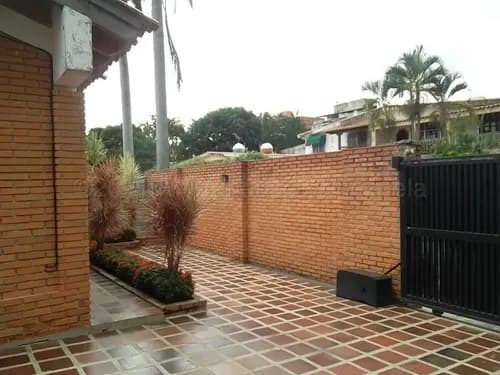 Imagina La Experiencia De Vivir En Zona Segura Con Clima De Montaña Calle Cerrada Por Lo Que Te Ofrecemos Esta Amplia Casa Amoblada, Cocina Con Tope De Granito, Comodas Habitaciones, Baños Con Pareduc