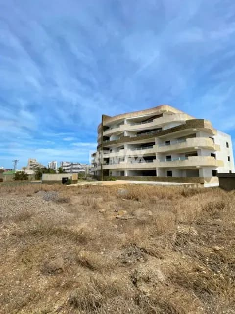 OPORTUNIDAD DE INVERSION: TERRENO Y EDIFICACION RESIDENCIAL EN VENTA