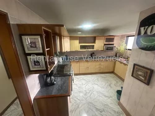 Agradable Apartamento De 119 Mts2 Ubicado En Piso 15 Con Vista A La Ciudad De Valencia, Clima De Montaña, Cuenta Con 3 Dormitorios, 2 Baños, Cocina, Sala Y Comedor. Se Vende Amoblado.