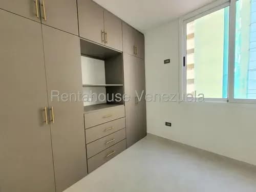 Venta Espectacular Casa De Tres Niveles Totalmente Remodelada En Zona Este Barquisimeto,lara # 26- 20072 Gm