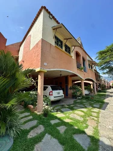 Yia Hermoso Townhouse En Urb Manantial ,, Clientes