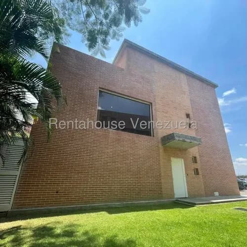 Alx / Espectacular Casa Totalmente Remodelada, Ubicada En Un Conjunto Privado Con Vigilancia Privada De La Urb. Alta Florida. En Venta / Mls #26-5469