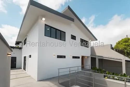 Casa En Venta En El Cafetal, Totalmente Remodelada A Estrenar, Con Jardín, Vegetación Natural Y Vista Parcial Al Avila Lista Para Habitar Mls #26-21552 Bm