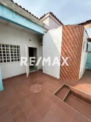 En Venta amplia Casa para Uso residencial o Comercial en zona Comercial, a una cuadra de la Av. Carabobo.