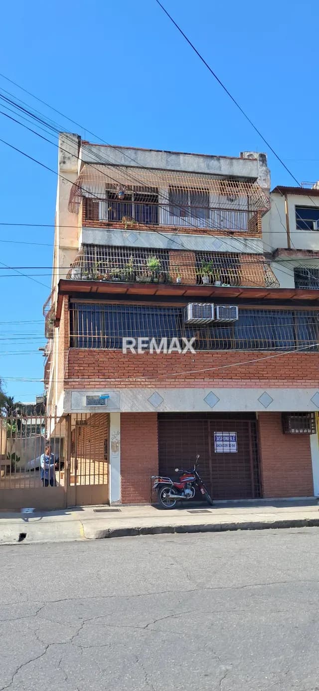 Venta de apartamento conservado ubicado en la Avenida 10 Diciembre