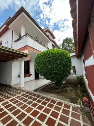 (dc) Se Vende Amplia Casa En Urb Trigal Sur, Excelente Ubicación Con Doble Portón De Seguridad.