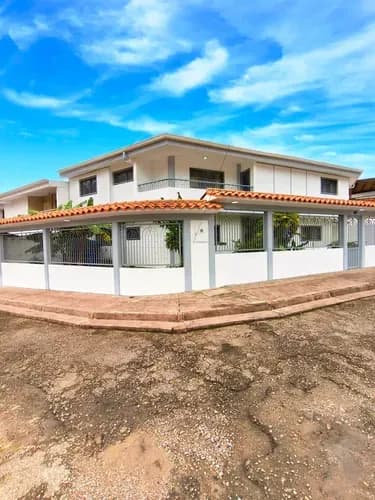 Casa Esquinera A Pie De Calle En La Avenida Ferrero Tamayo, El Paraíso