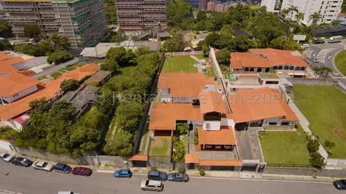 La Oportunidad Que Esperabas En Cumbres De Curumo , Espectacular Casa , Con Amplios Espacios Y Jardines , 1200 Metros De Terreno Y 640 De Construcción( Abstenerse Asesores Inmobiliarios )26-7470