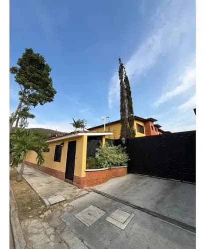 Tonwhouse En Venta En Manantial Res, Villas Tinajero