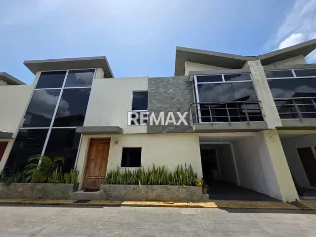 Venta de Moderno Townhouse Res. Naiguata Sector Manantial Naguanagua