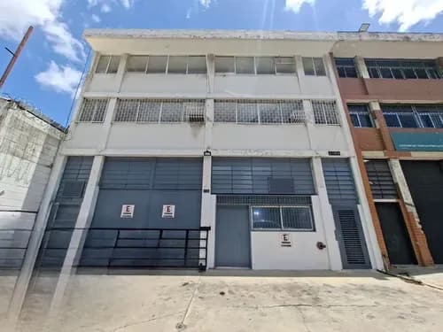 Alquiler Local En Chacao: 132m2, Piso 1. Ideal Para Oficinas, Depósito Técnico O Laboratorio. Espacio Versátil, Iluminado Y Muy Seguro Cerca A Polichacao. Alto Tránsito. ¡listo!