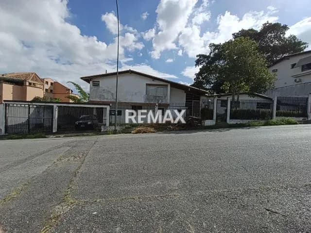 Hermosa casa en venta - Urbanización Miranda