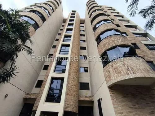 Apartamento Amoblado Y Equipado En Urbanizacion Los Mangos, Valencia. Ubicado En Conjunto Cerrado Con Vigilancia Privada 24 Horas Y Control De Acceso. Cuenta Con Tres Habitaciones,