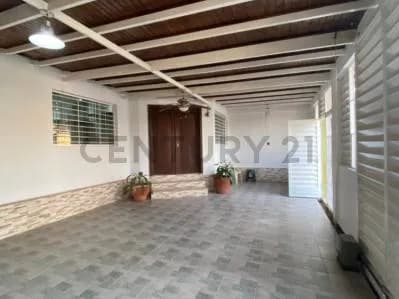 Casa moderna de 2 niveles, ubicada en la urbanización ciudad Varyna.