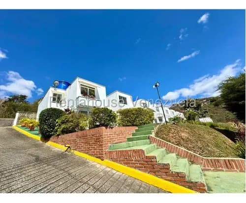 Townhouse De 83 M2 Ubicado En Urbanización Cerrada En Bosque De La Lagunita Lld 26-15985