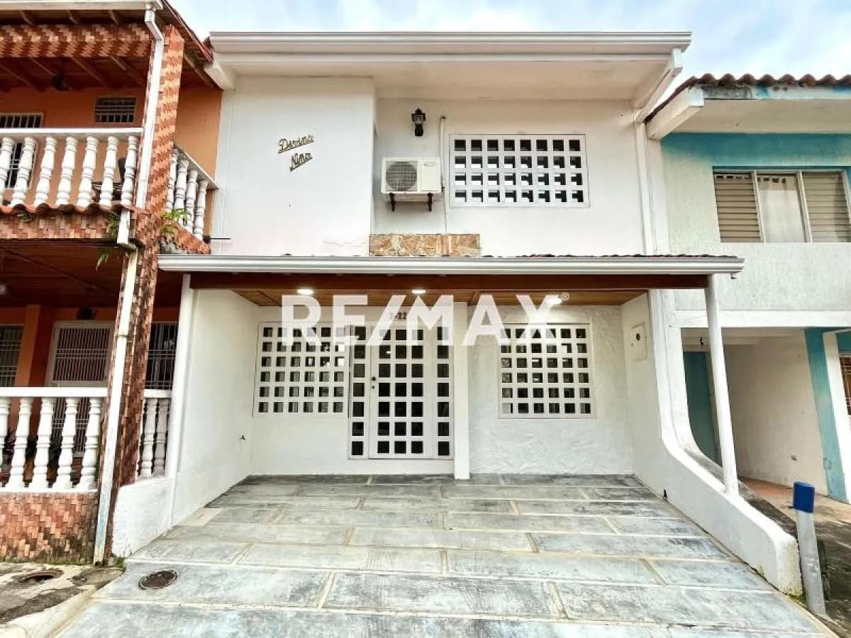 CASA EN ALQUILER. Semi amoblada, Urb. San Judas Tadeo - Av. Ferrero Tamayo