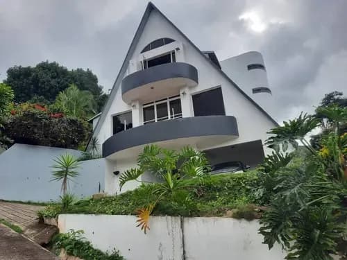 Vendo Chalet Estilo Suizo De 232 M2 De Construcción, 800 M2 De Terreno, 4 Habitaciones, 4 Baños, 4 Puestos De Estacionamiento, 1 Ático, 1 Maletero, Ref. 148.000 - Urb. Karimao Country