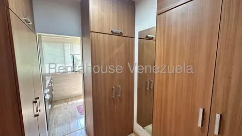 Apartamento Duplex En Alquiler En La Boyera. Buscas Comodidad, Seguridad Y Una Vista Que Te Desconecte Del Caos De La Ciudad. Carlos Manuel Mollejas. Mls#26-20130.
