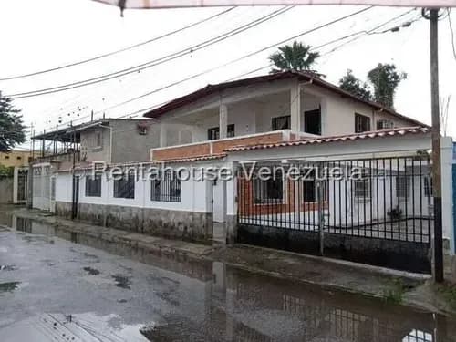 Se Vende Impecable Y Segura Casa Tipo Duplex En San Diego (#26-11129) Ideal Para Familias Numerosas. Terraza, Balcón Y Área De Lavandería, Tanque Aéreo E Internet. Ubicada En Calle Cerrada. Ag
