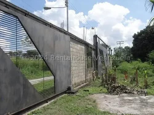 Alquile Amplio Terreno De Uso Industrial El Cual Posee Pared Perimetral De Cemento Y Acceso De Vehiculos Livianos Y Pesados A Traves De 2 Portones Electricos; Pozo De Agua Profundo