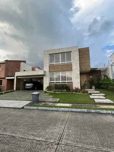 Vende Casa Urb. Lomas Del Country, En Guataparo