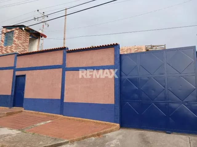 EXCLUSIVO GALPON CON GRAN POTENCIAL COMERCIAL , LOGISTICO Y RESIDENCIAL EN ARAURE