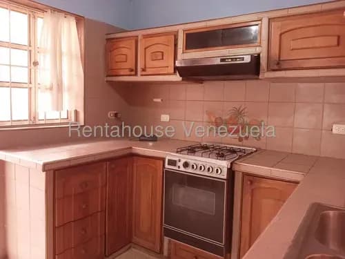 Casa De 2 Habitaciones Con Estacionamiento Techado Y Patio En Venta En La Puerta Cabudare,lara Rc