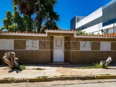 Inversión estratégica Casa con Uso Comercial Urbanización Jorge Coll