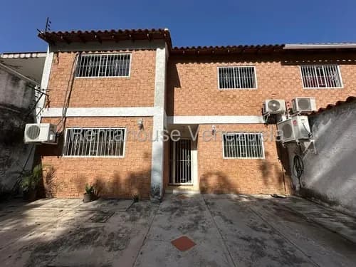 Casa Tipo Townhouse En Venta En Urbanización Privada Con Pozo De Agua Seguridad En La Morita I Nela 26-14764