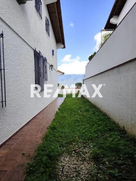 VENTA de bella y cómoda casa en Los Naranjos