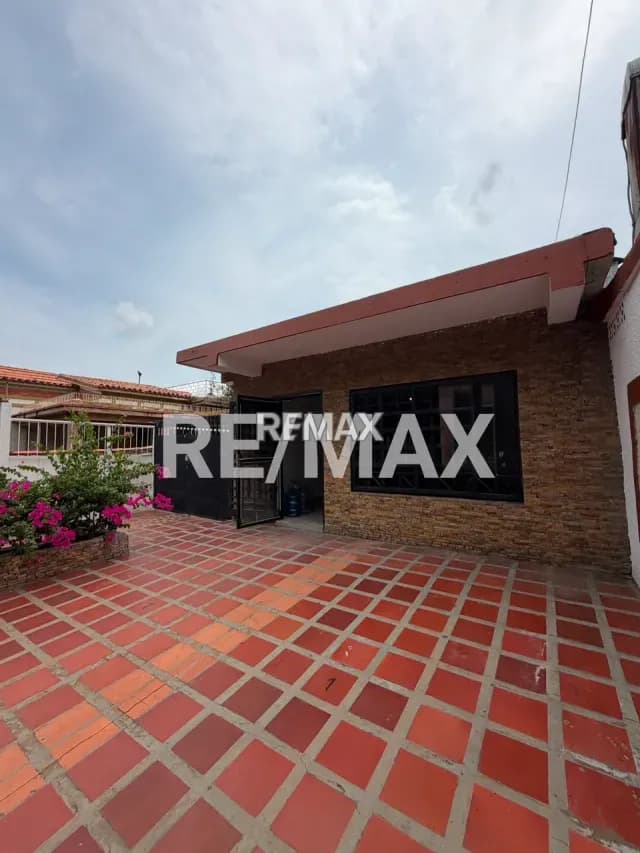 Casa comercial en Alquiler AV 16