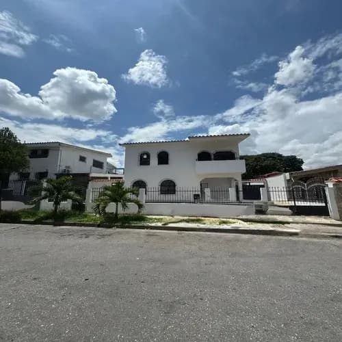 Casa Comercial En Alquiler Con Inmejorable Ubicacion En Urbanizacion Trigal Norte Valencia. St