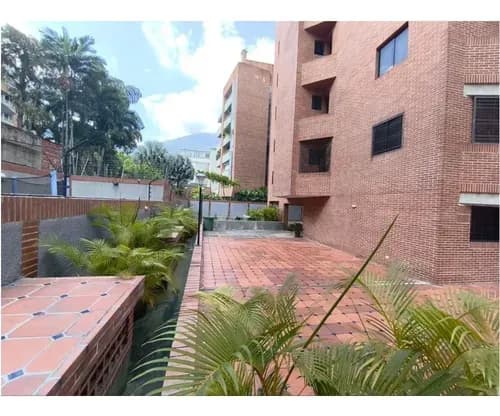 El Edificio Posee Pozo De Agua. 6 Puestos Para Visitantes Y 2 Propios. Cerca De Los Mejores Restaurantes, Clubes Y Vías De Acceso.