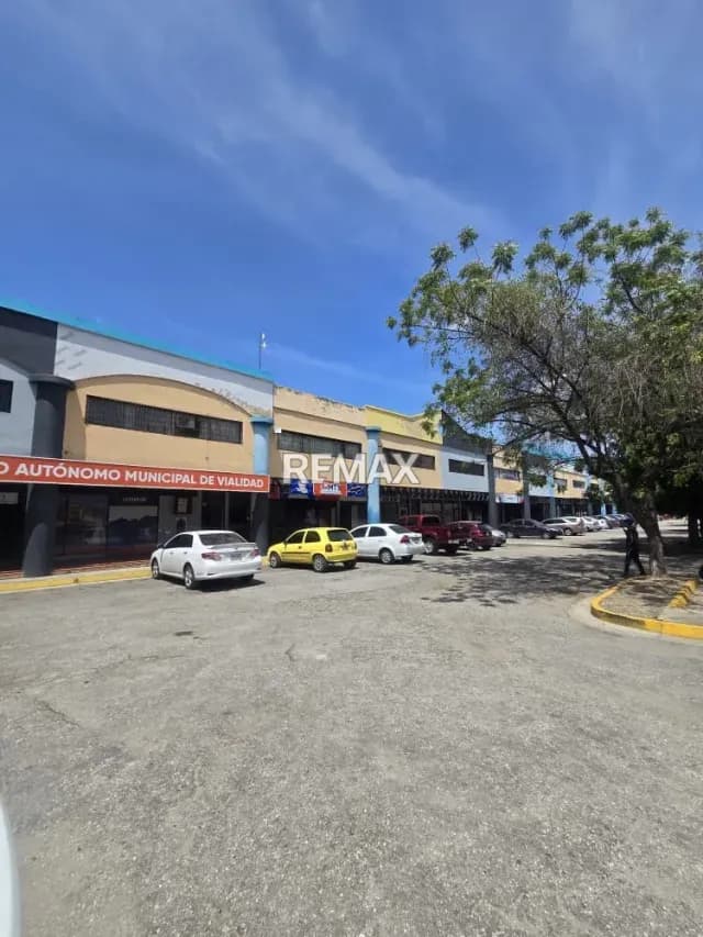 Venta de local comercial con Galpón en el CC. Boulevard Henrry Ford