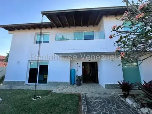 Hermosa Casa En Venta De 370 M2 De Construcción Sobre Un Terreno De 800 M2 Ubicada En Colinas Del Tamanaco