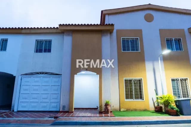 TOWNHOUSE EN VILLA MARACAIBO, ZONA OESTE