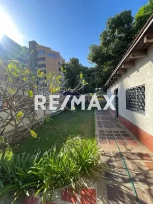 CASA QUINTA CON EXCELENTE UBICACION COMERCIAL EN LECHERIA