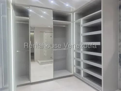 Te Traemos Un Inmueble En Alquiler En Planta Baja En La Boyera, Con Un Estilo Moderno. Amplia Terraza Con Fuente Y Espacio Para Tus Parrillas. Carlos Manuel Mollejas. Mls#26-20243.