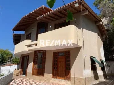 Amplia Casa de 3 Niveles, en el Marques, Urb. Privada
