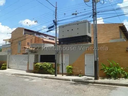Townhouse Con Piscina, Planta Eléctrica Y Pozo En Venta Ubicado En Mañongo Naguanagua Carabobo 23-12231