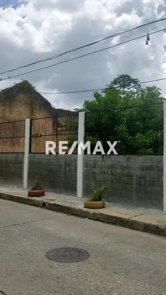 Terreno con Zonificación Comercial y Residencial (AR5 - C2) en Venta 1.378 Metros 2