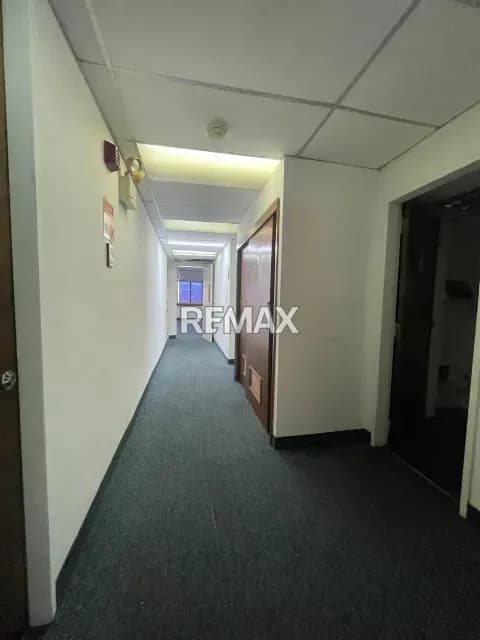OFICINA EN ALQUILER IDEAL PARA EMPRENDEDORES EN PLAZA VENEZUELA, TORRE PHELPS