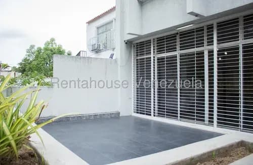 Lld/ Descubre Esta Casa Multinivel De 280 M2 Con Fachada De Piedra Y Vistas Panorámicas Hacia Caracas Y El Ávila 26-7197